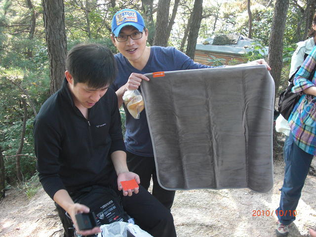 05-케익후에생일선물개봉중(1).JPG