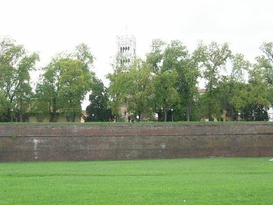 3726429-Walls_Lucca_Italy_Lucca.jpg