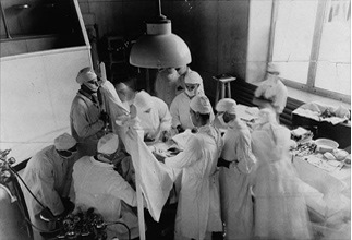 1933년 몬트리올 빅토리아 병원에서 수술 중인 베쑨.jpg